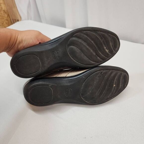 CLARKS Size 10 M Everyday Bronze Gold Walking Leather Slip On Loafer Sneakers G - Picture 9 of 9